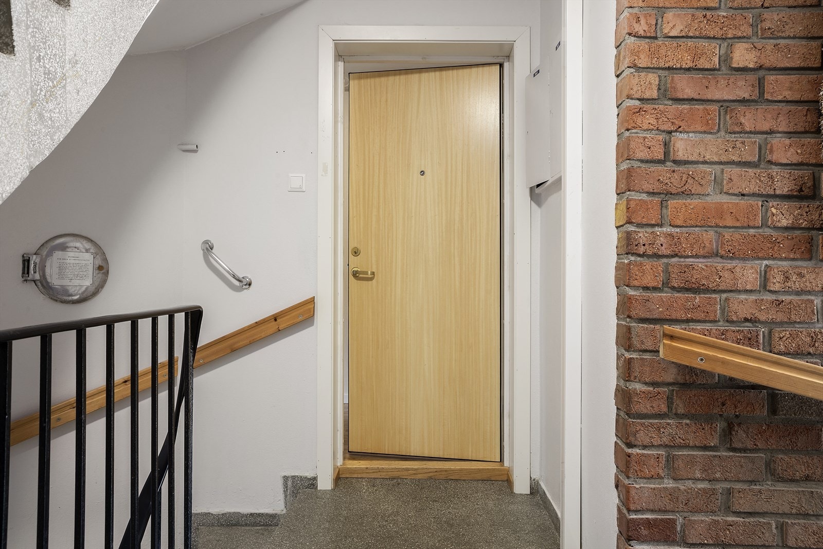 Felles inngang med få trappetrinn opp fra bakkenivå. Galleribilde