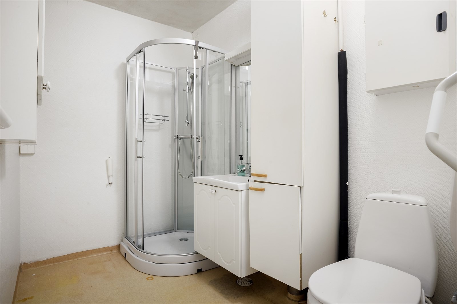 Badet har plass for innredning, toalett, dusjkabinett og vaskemaskin. Galleribilde