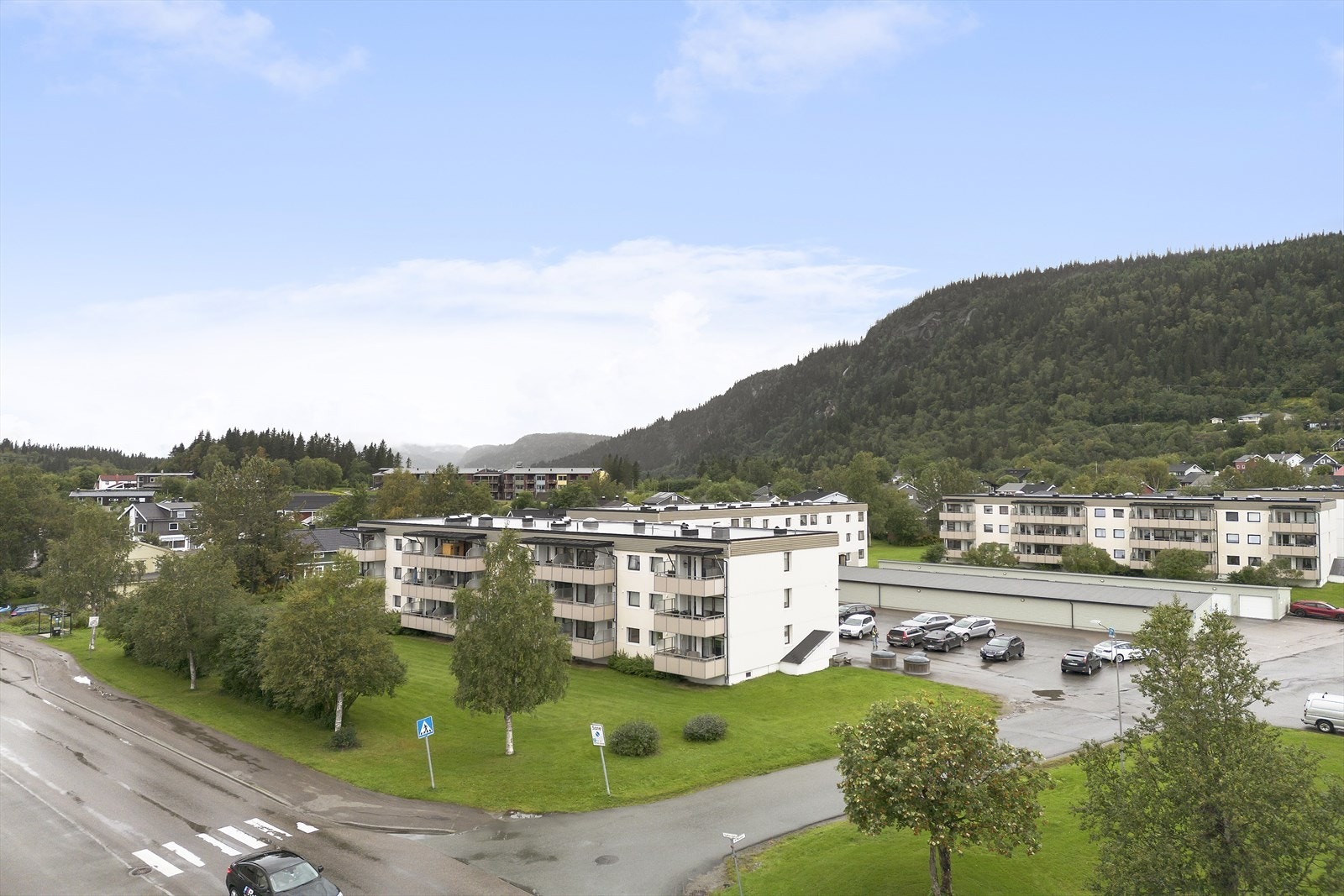 Leiligheten ligger i et populært og veldrevet borettslag sentralt på Selfors. Her har du det meste du trenger i hverdagen i umiddelbar nærhet. Galleribilde