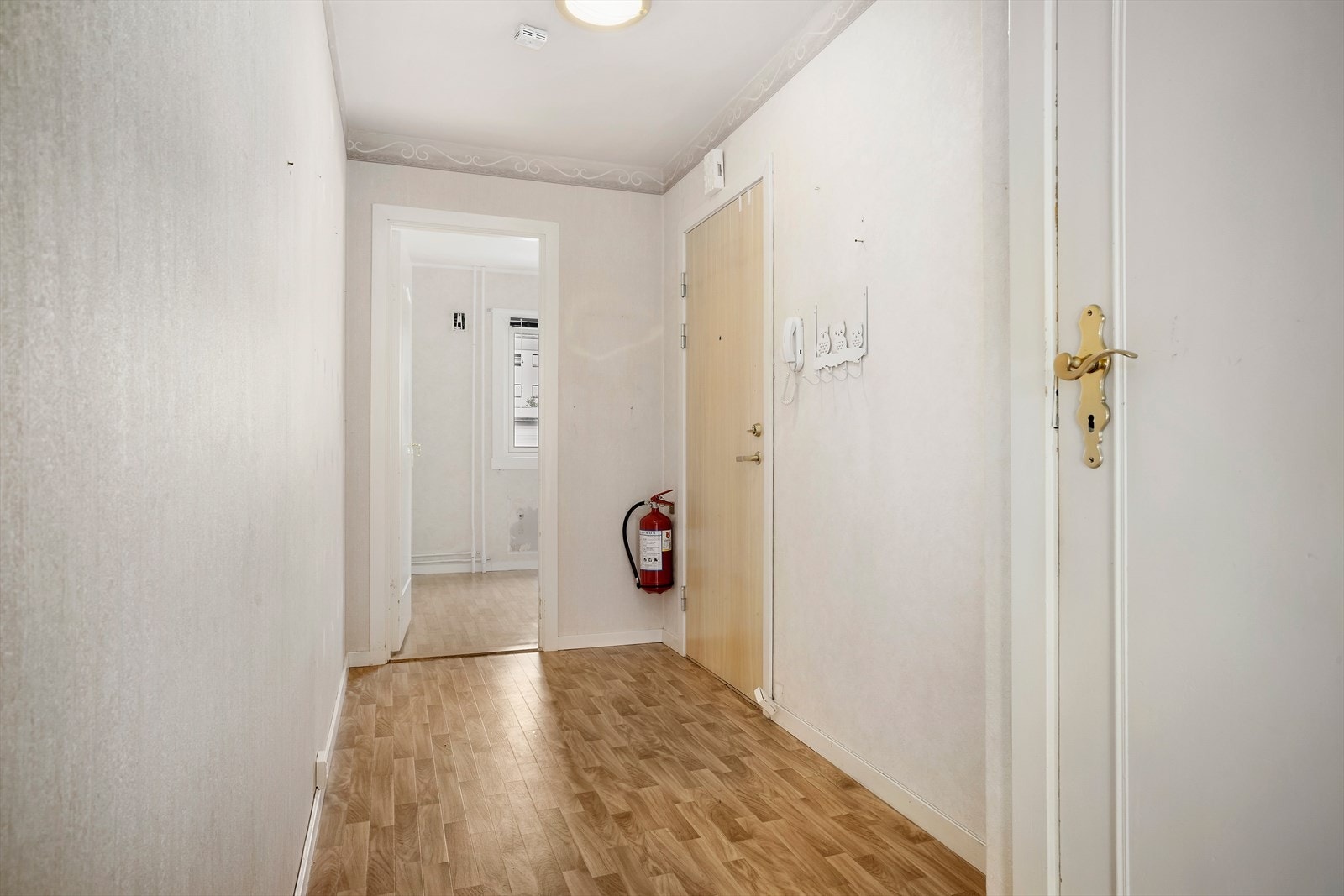 Det har tidligere vært adkomst fra gang til kjøkken. Denne er nå lukket igjen. Galleribilde