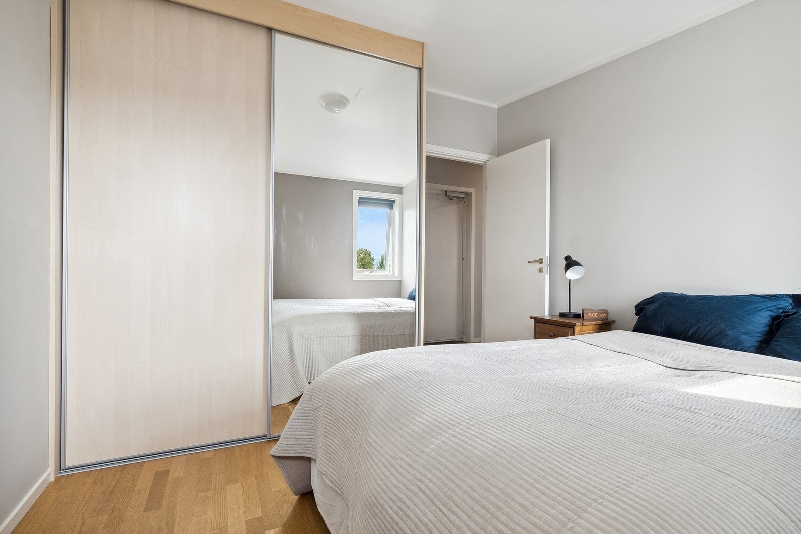 Hovedsoverommet har en romslig skyvedørsgarderobe. Galleribilde