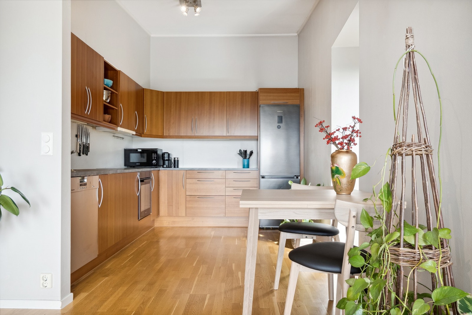 Integrert komfyr, platetopp og oppvaskmaskin følger med. Galleribilde