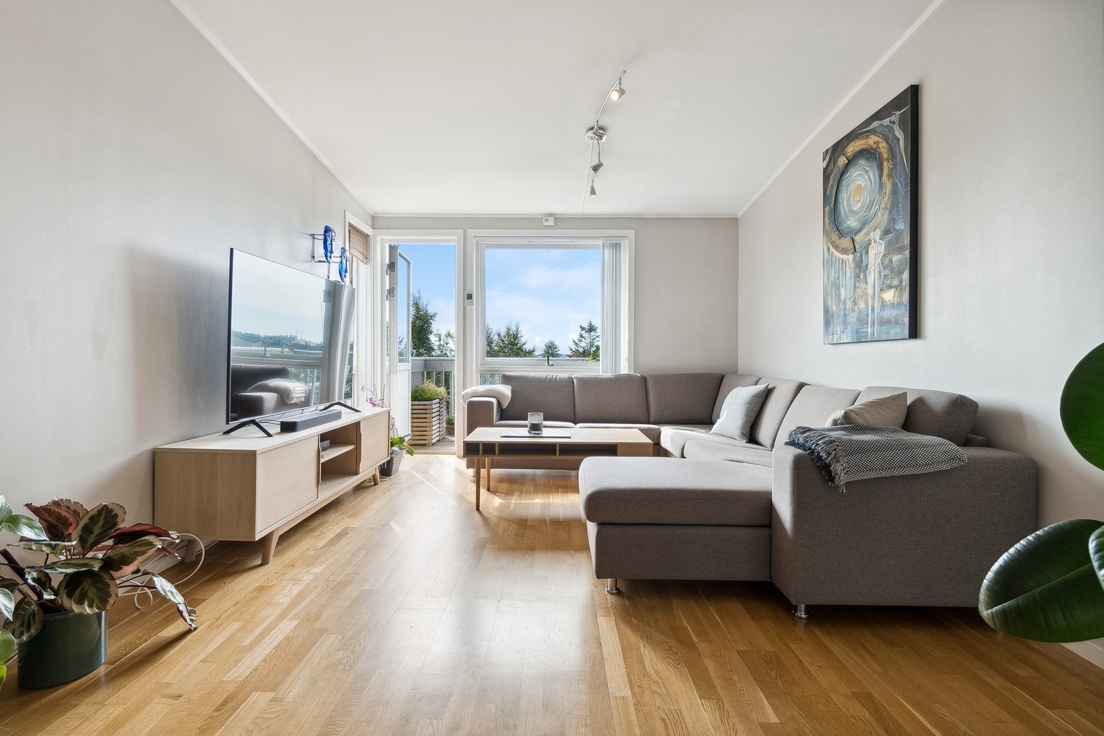 Utgang til balkong med gode solforhold. Galleribilde