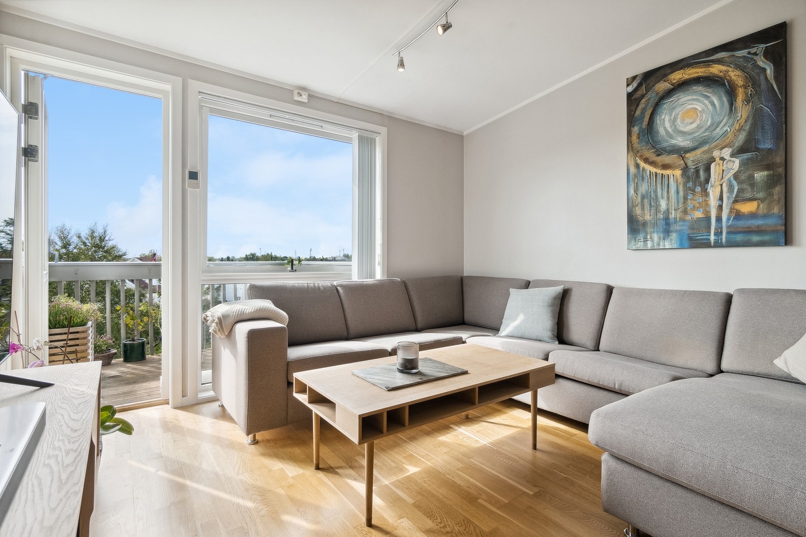 Leiligheten har store vindu som slipper inn godt med naturlig lys. Galleribilde