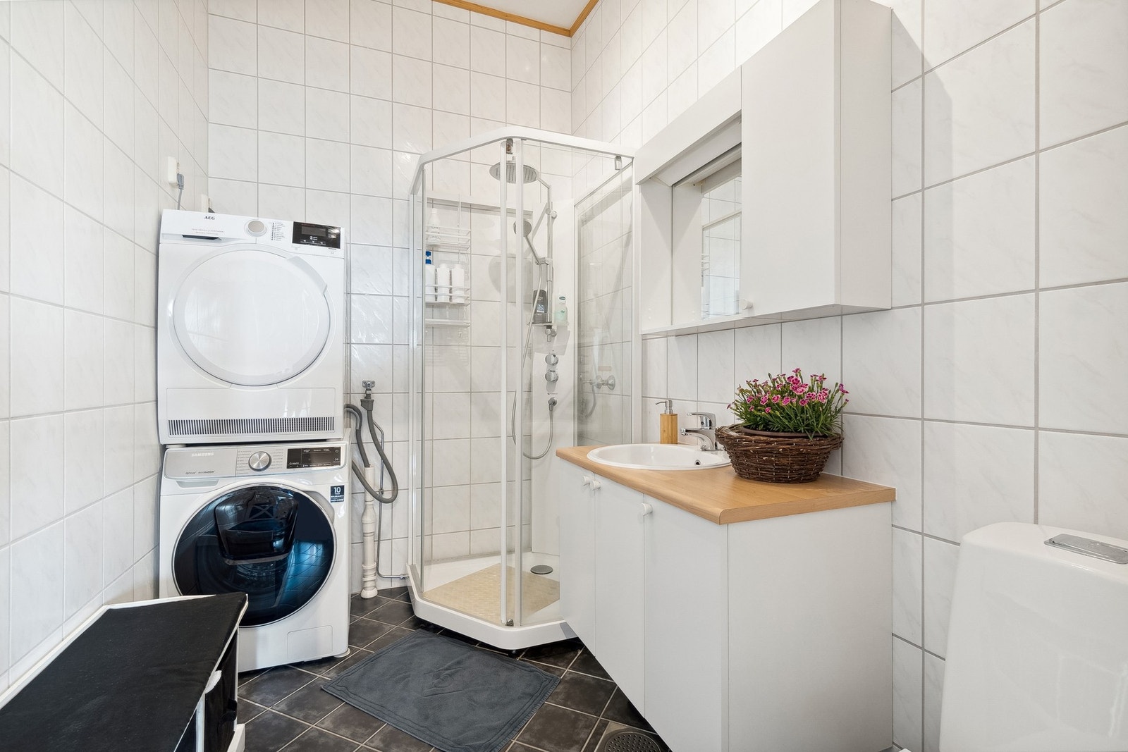 Pent flislagt bad med varme i gulv. Galleribilde