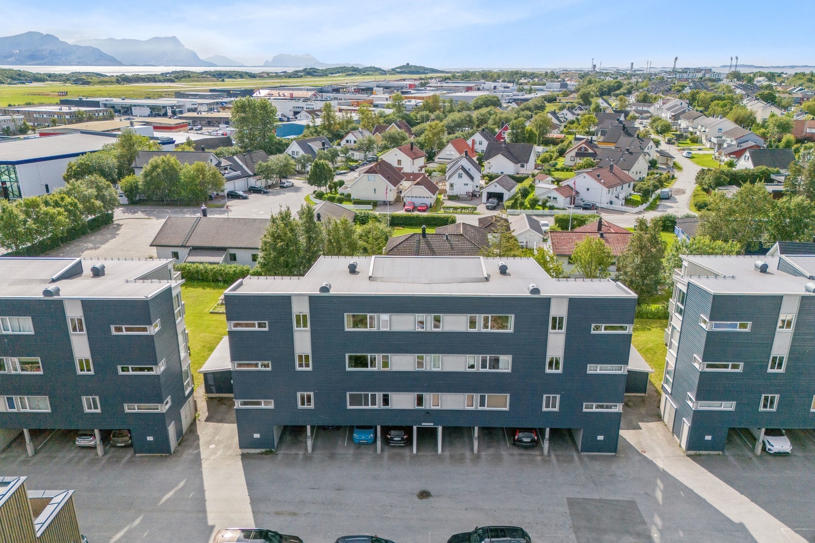 Parkering i fast carport. Galleribilde