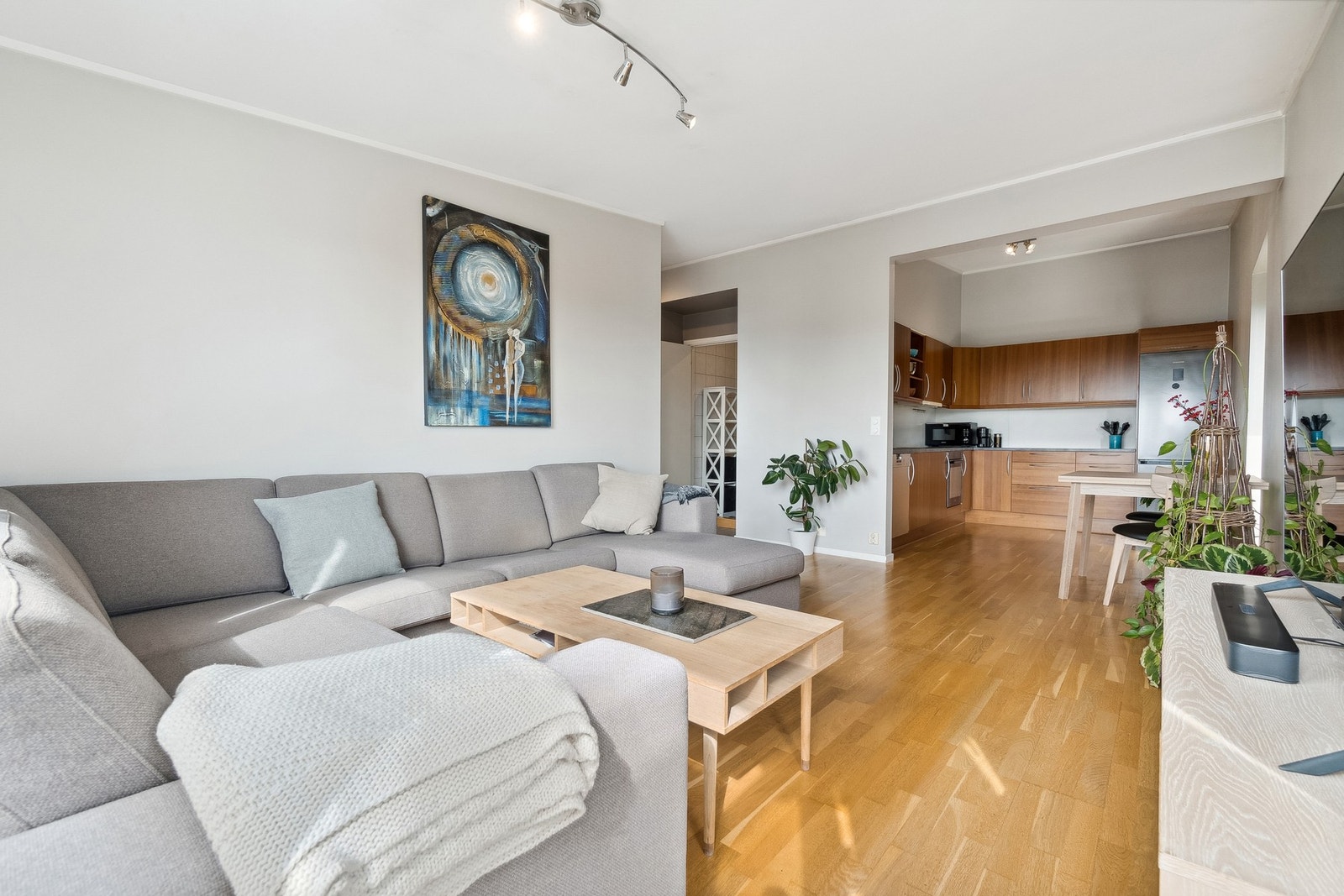 Koselig stue med åpen kjøkkenløsning. Her er det ekstra stor takhøyde. Galleribilde