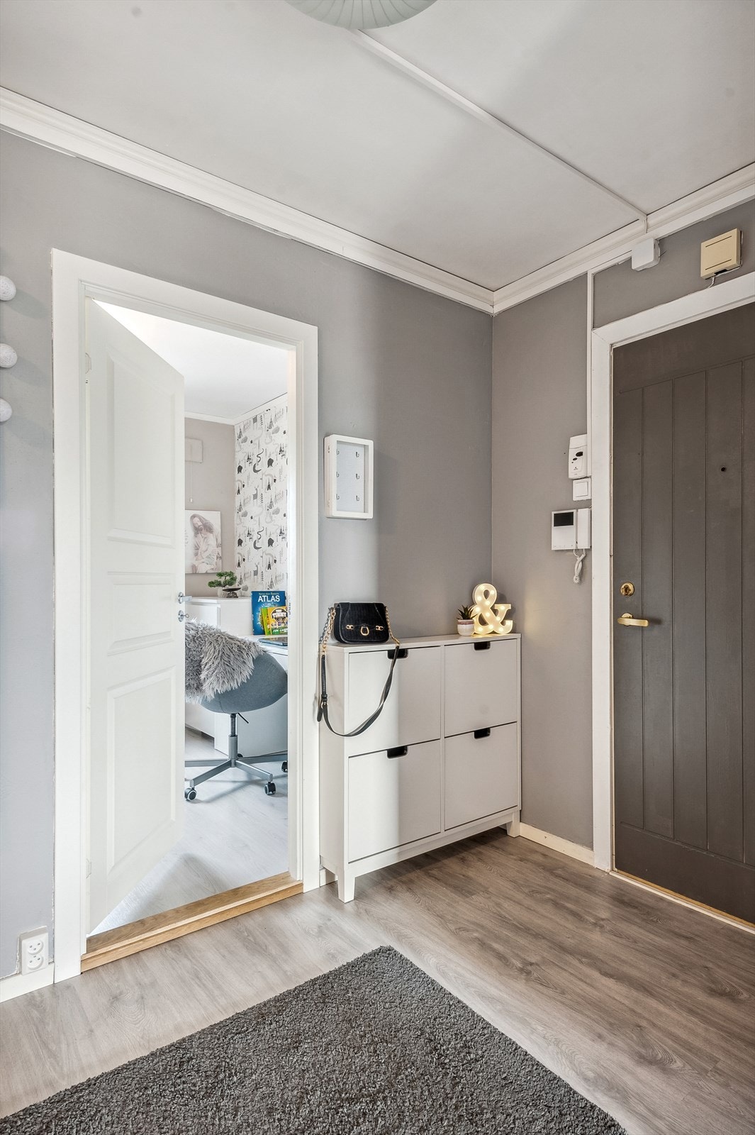 Entré med pent interiør og plass for knaggrekke/skoskap Galleribilde
