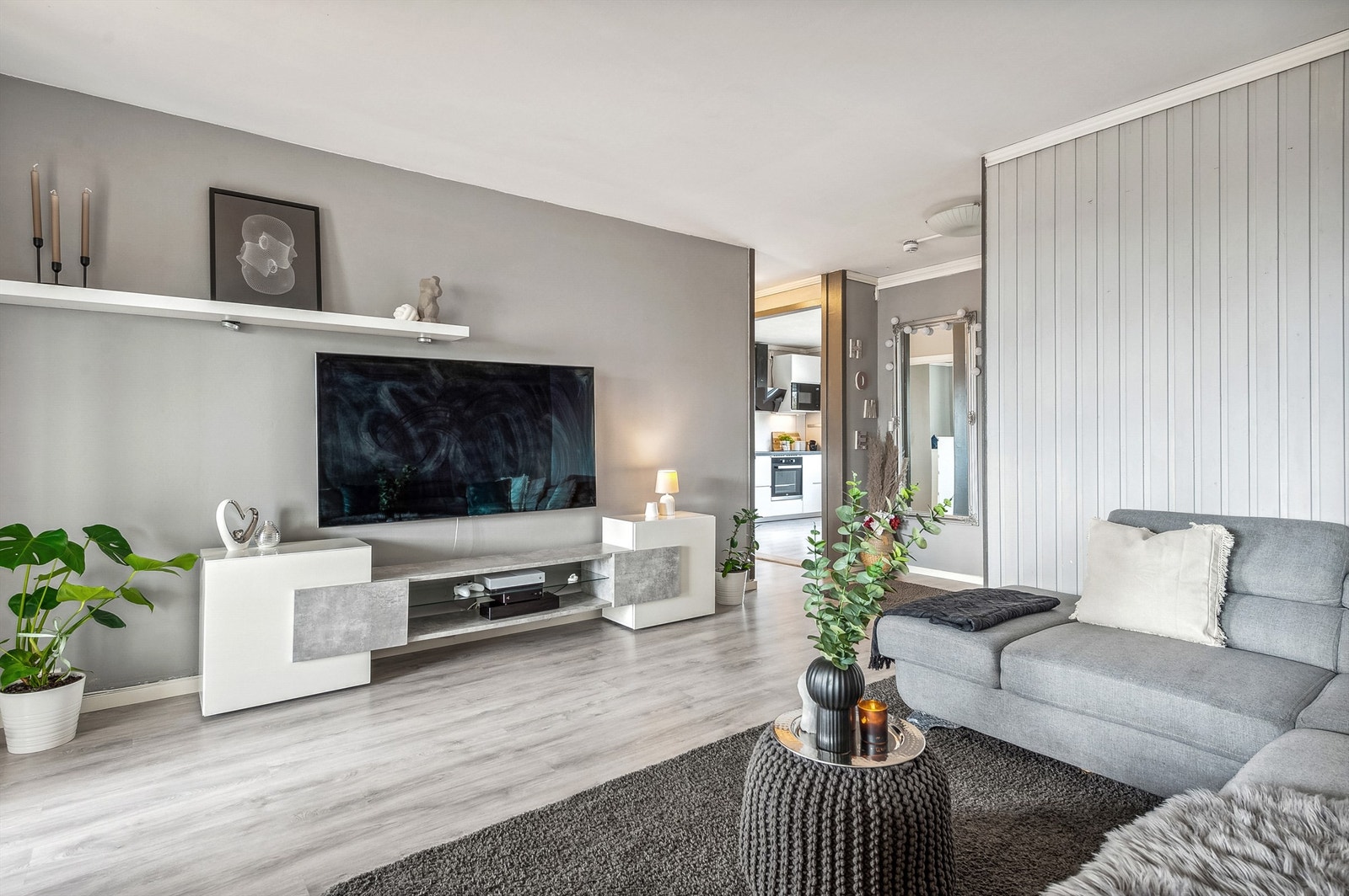 Velkommen inn! Pen og luftig stue i åpen løsning med entrè og dels åpent mot kjøkken. Galleribilde