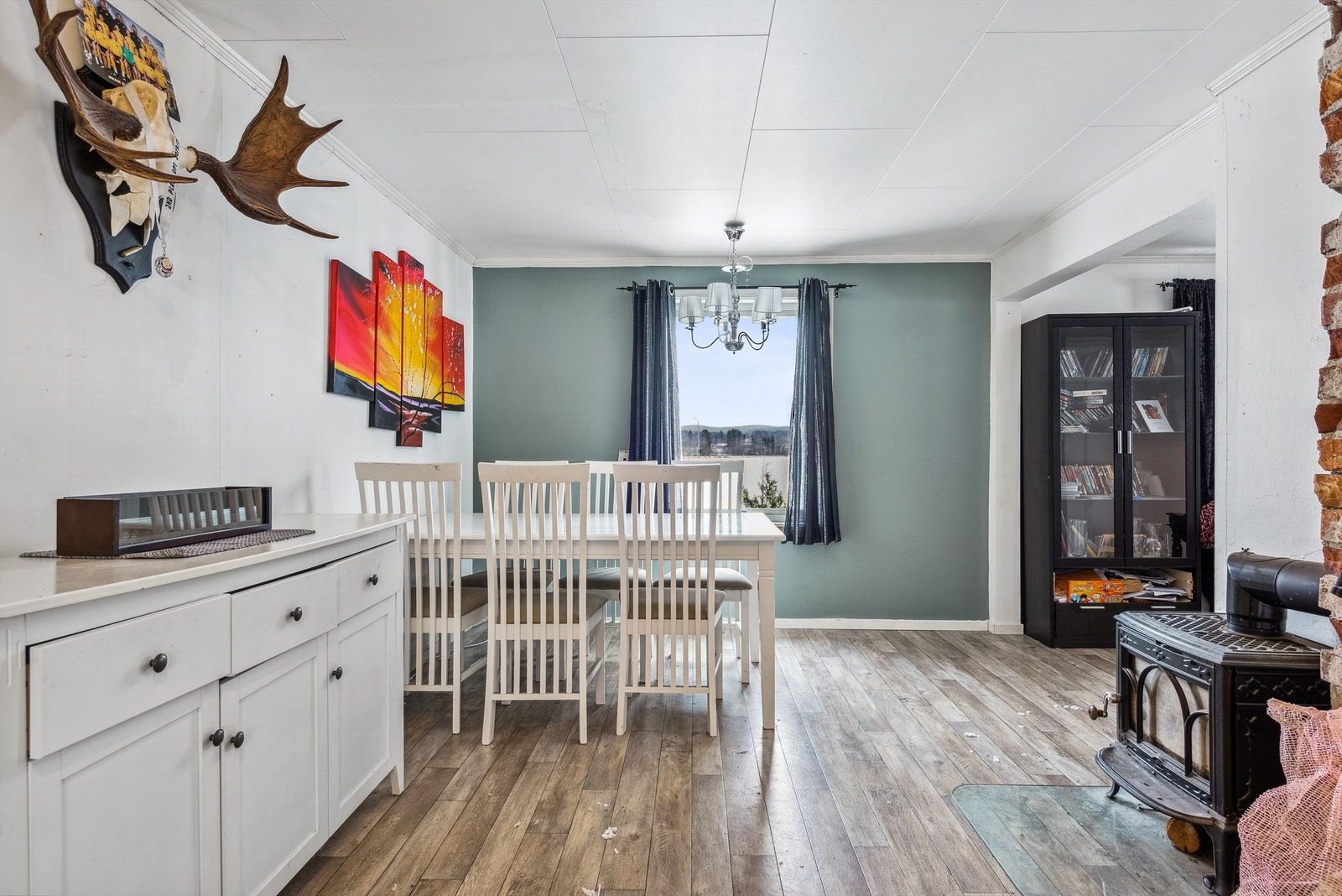 Det er etablert vedovn mellom kjøkkenet og spisestuen. Denne gir godt med varme på kjølige dager og kvelder. Galleribilde