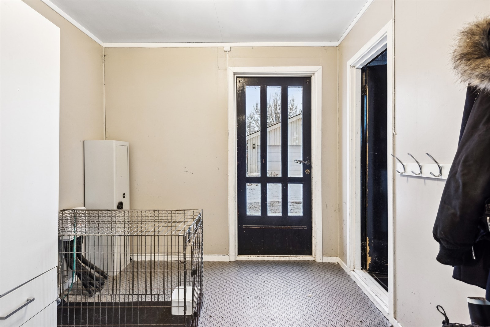 Fra entréen har man adkomst til baderommet på venstre side og kjøkkenet rett frem. Galleribilde