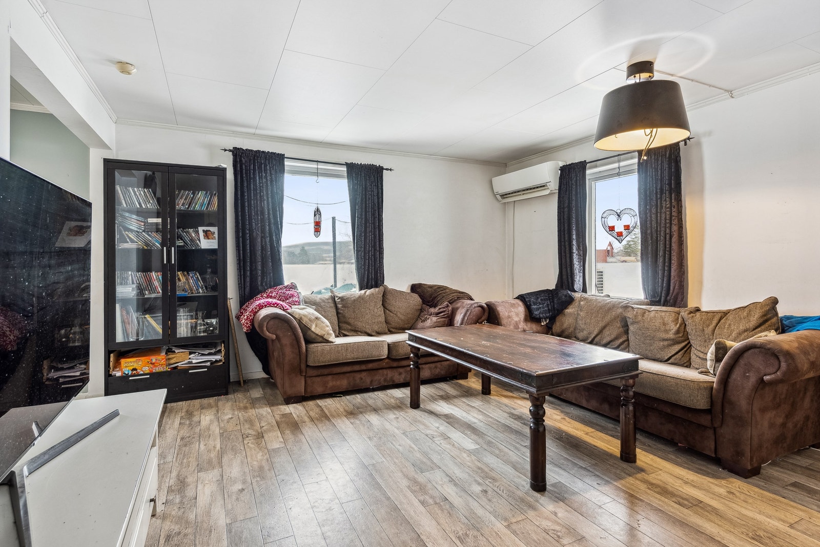 Stuen har lysmalte vegger og laminat på gulvet. Stuen er romslig med god plass til å etablere sofagruppe, kommode, vitrineskap og annet stuemøblement. Galleribilde