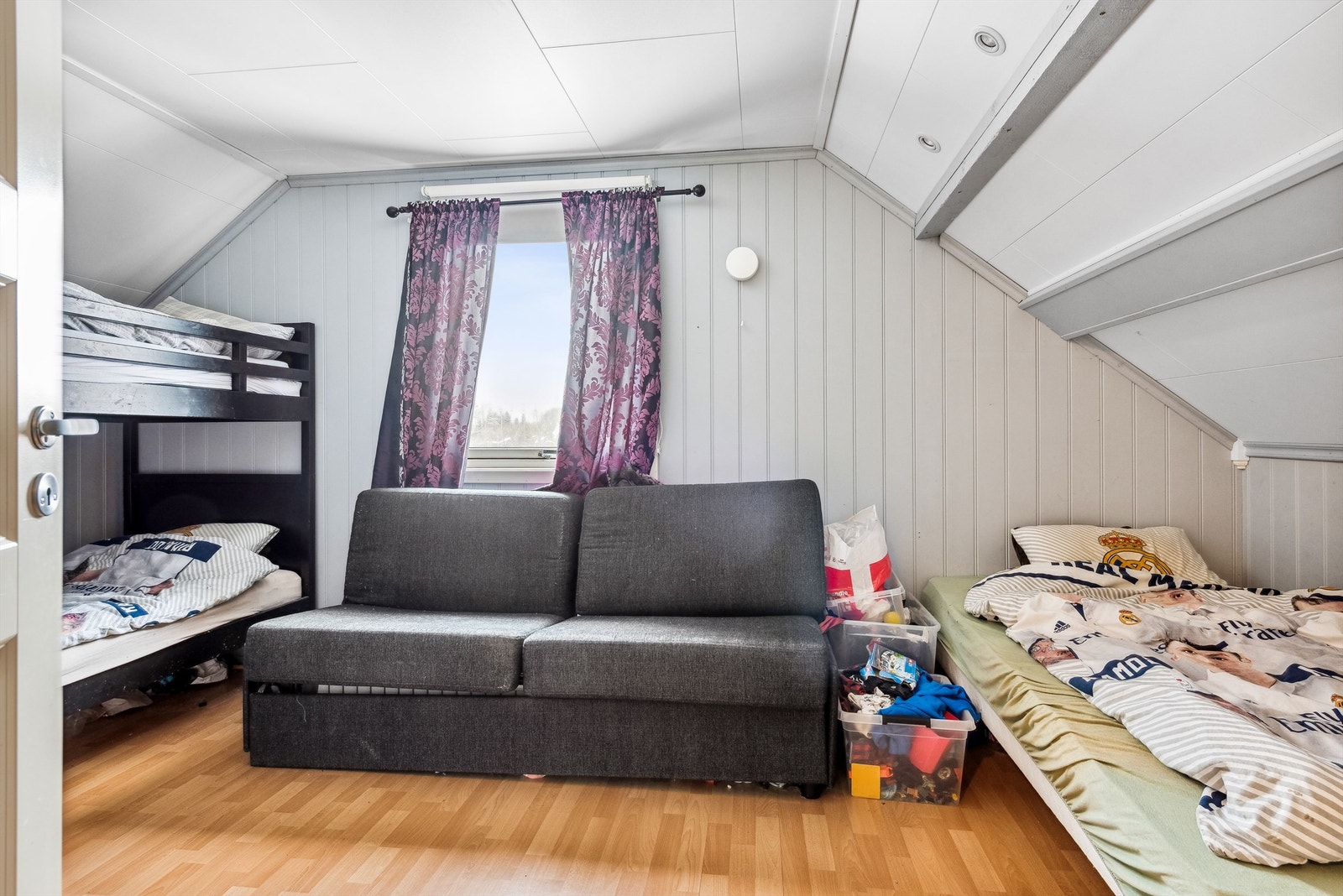 Det andre soverommet har lysgrå malt panel på veggene og laminat på gulvet. Dette rommet er også romslig med god plass til det man skulle ønske og trenge av soveromsmøblement. Galleribilde