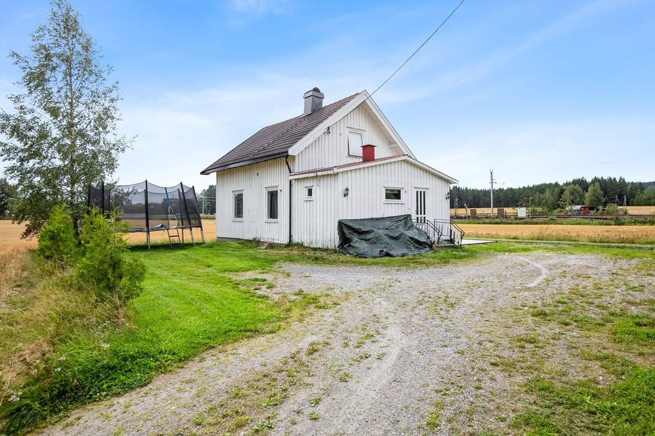 Romslig gårdsplass med oppstillingsplass for flere kjøretøy Galleribilde