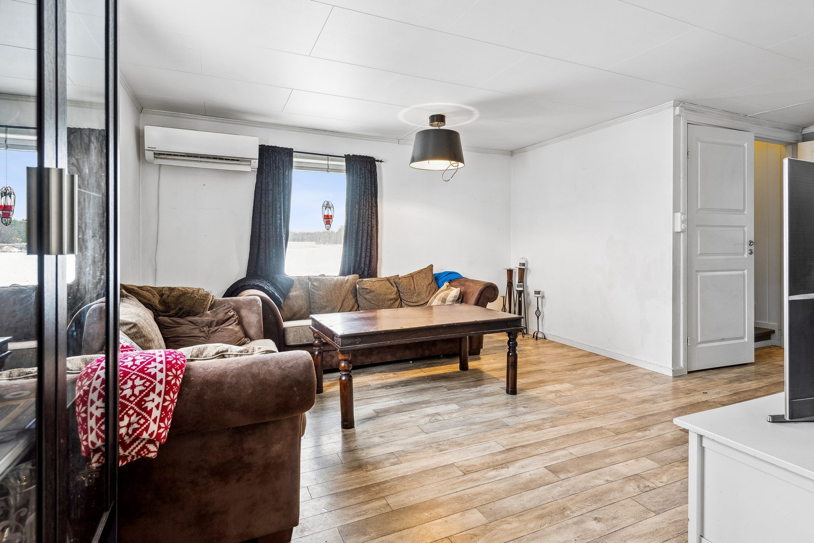 Fra stuen har man adkomst til trappen opp til 2. etasje og ut til terrasse og terreng. Det er etablert vedovn ved spisestuen. Galleribilde