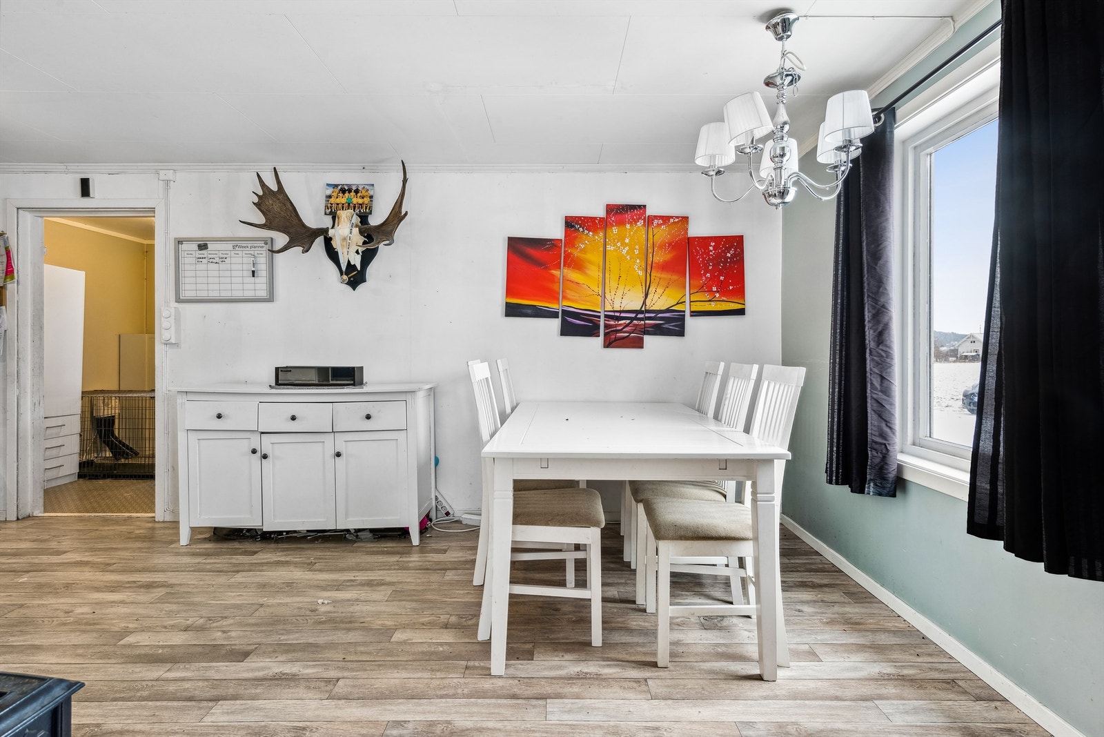 Åpen løsning fra kjøkkenet mot spisestuen og videre til stuen. Galleribilde