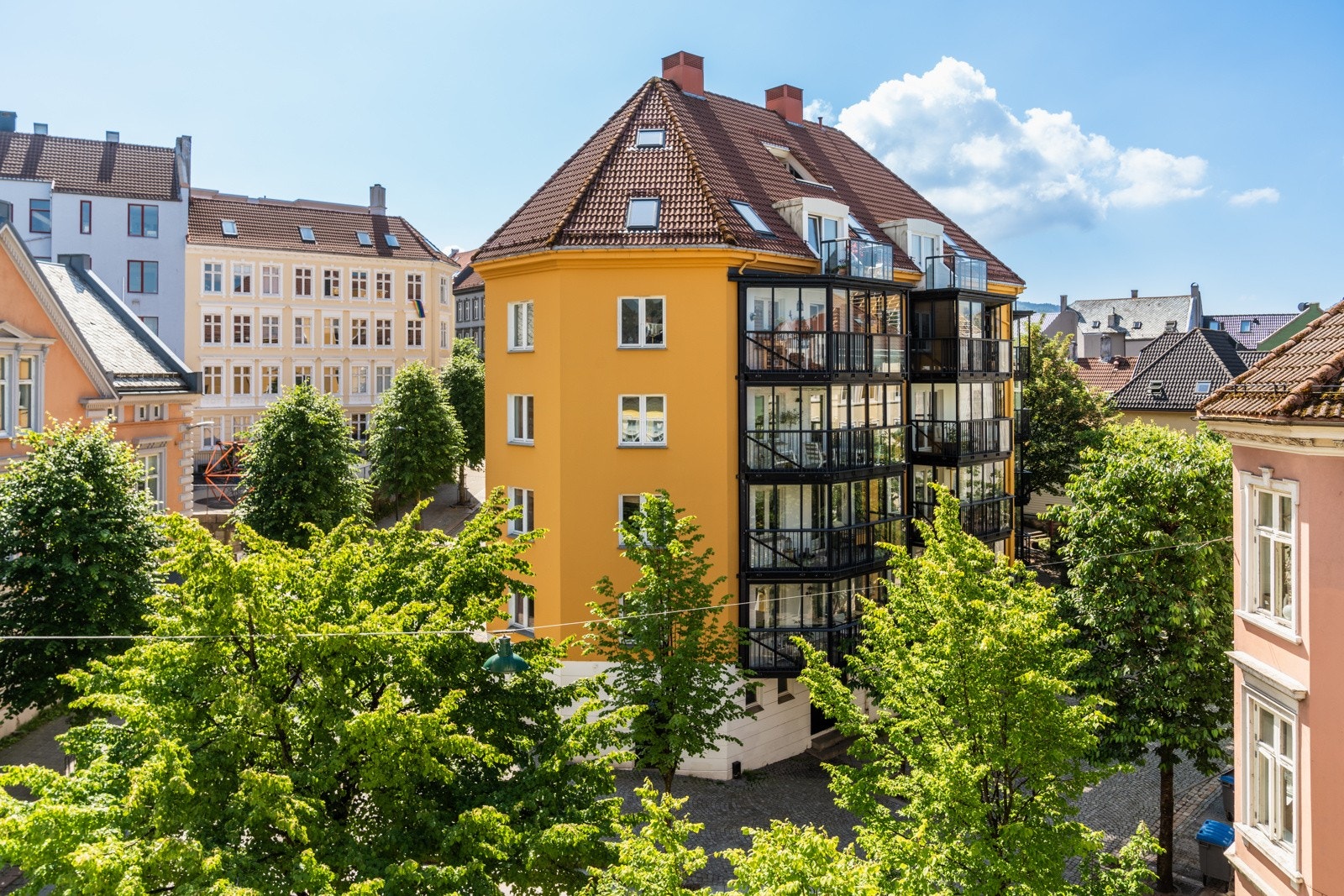 Området byr ellers på fantastiske turområder. Her kan det blandt annet nevnes Fjellveien, Stoltzen, Fløyen mm. Det er også flere populære parker og koselige steder man kan nyte på godværsdager. Galleribilde