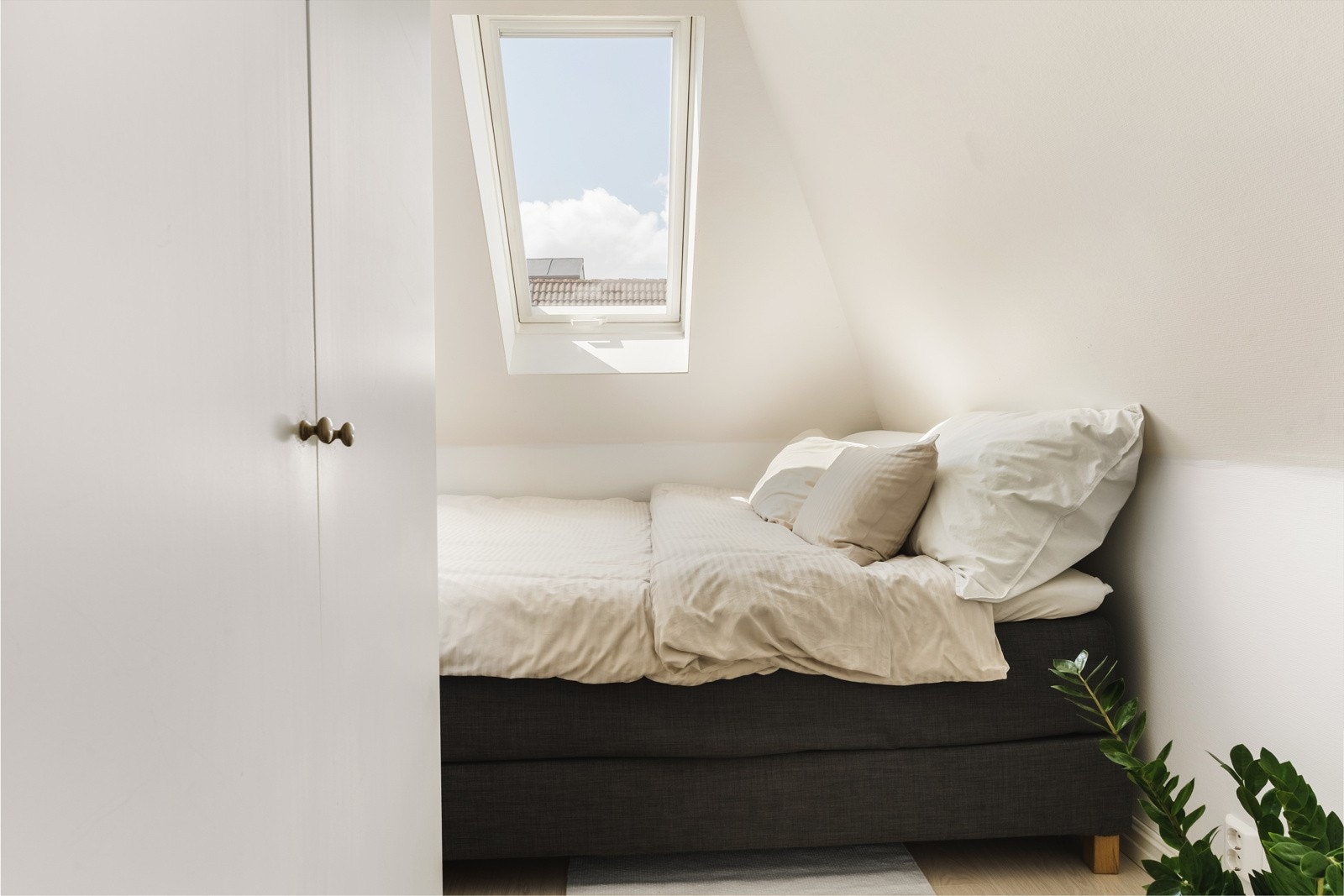 Leiligheten et lyst og luftig soverom. Rommet er på 6 kvm og har gode oppbevaringsløsninger. Galleribilde