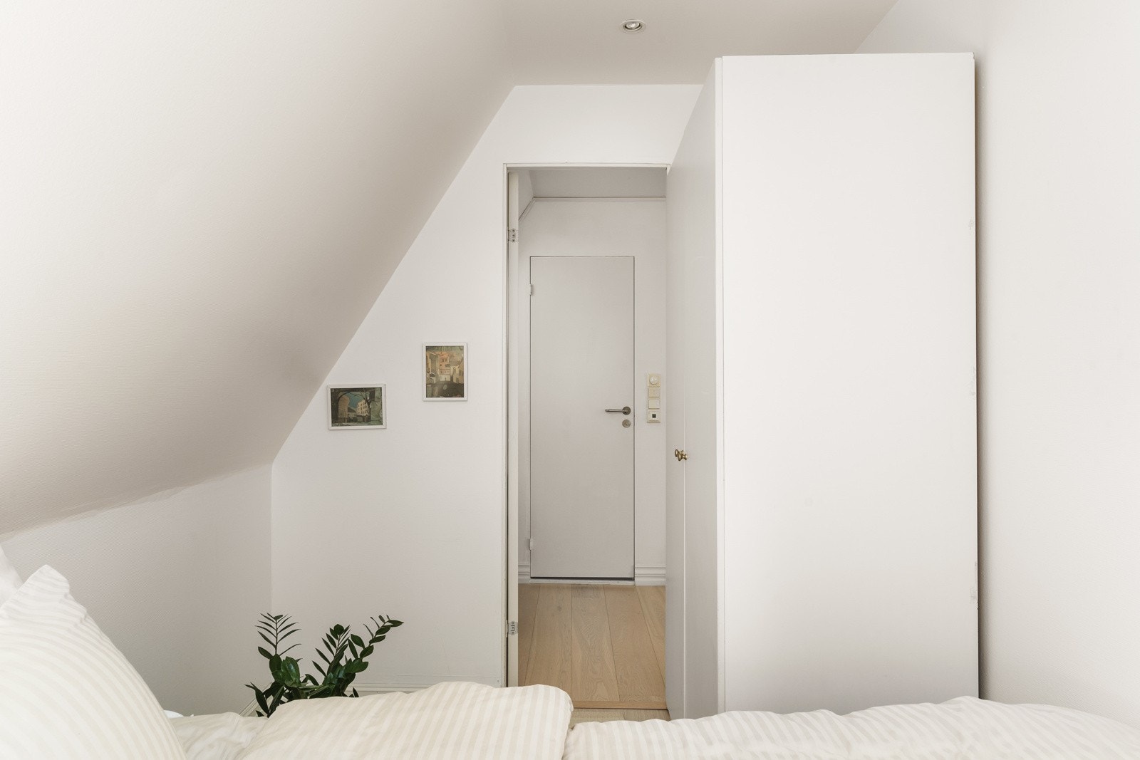 Veggene er malt med en tidsriktig fargetone som blir komplimentert av det naturlige dagslyset. Galleribilde