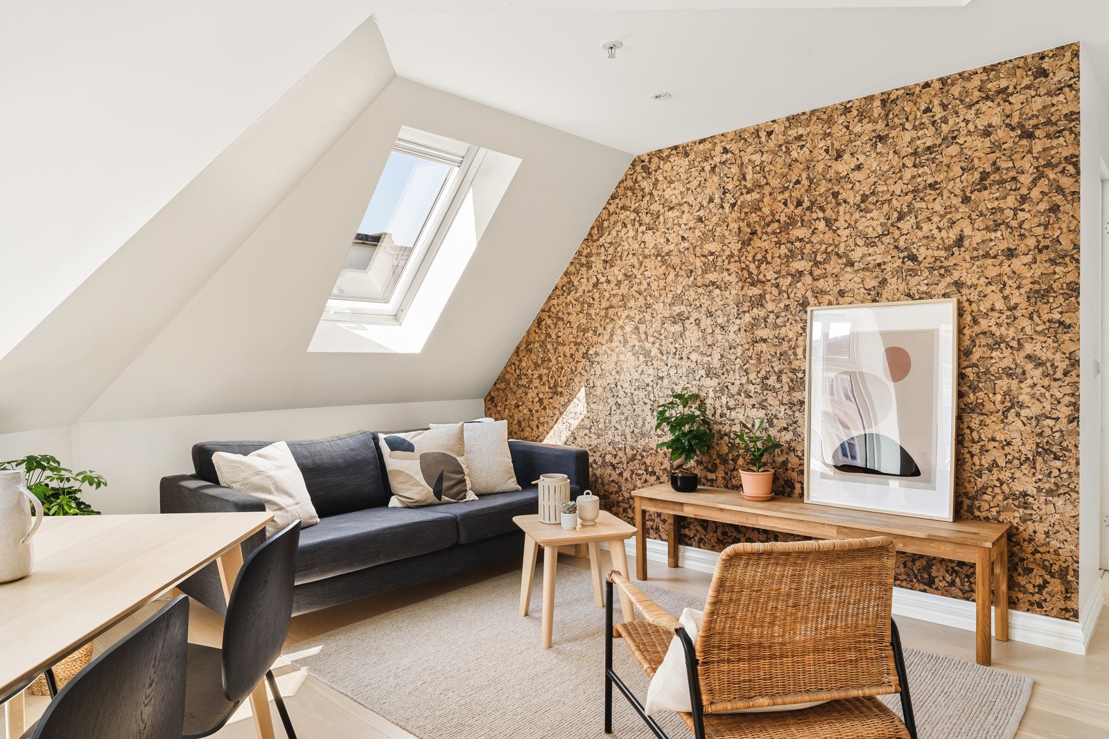 Den flotte takhøyden gjør rommet ekstra lyst og luftig. Galleribilde