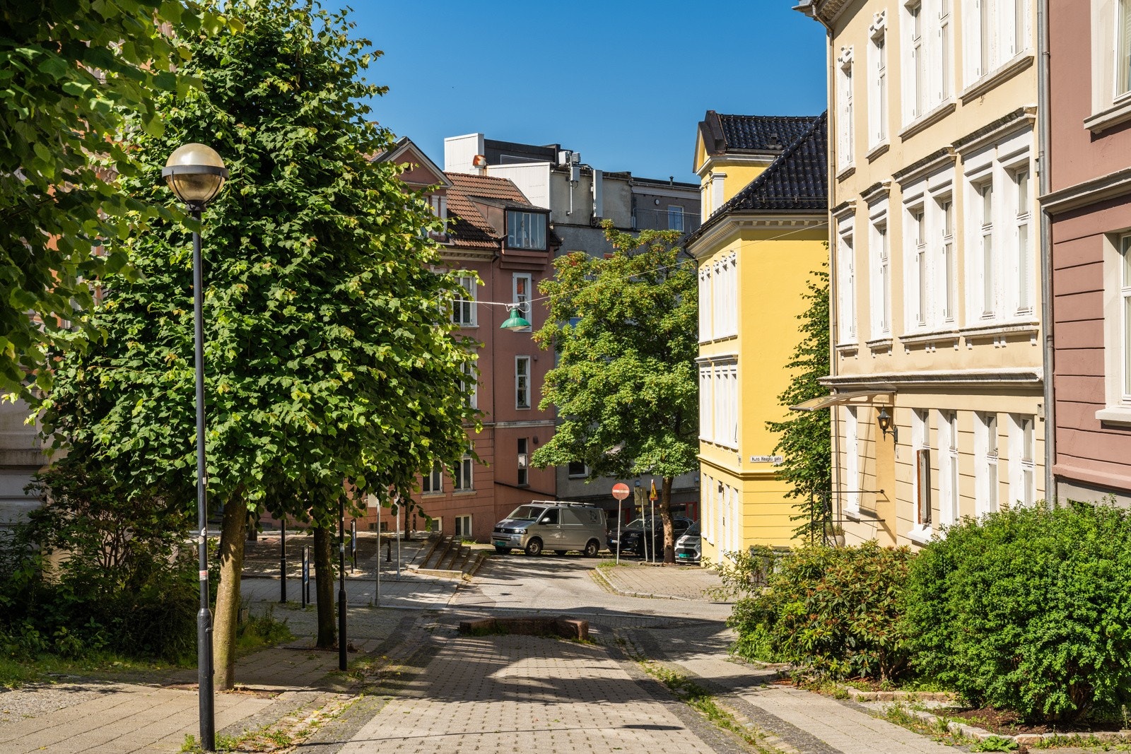 I enden av gaten finner du en basketbane/liten fotballbane. Galleribilde