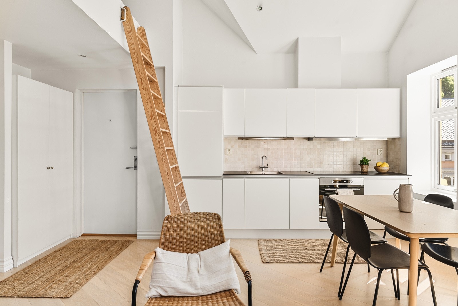 Kjøkkenet ligger fint til i en åpen løsning til stuen. Galleribilde