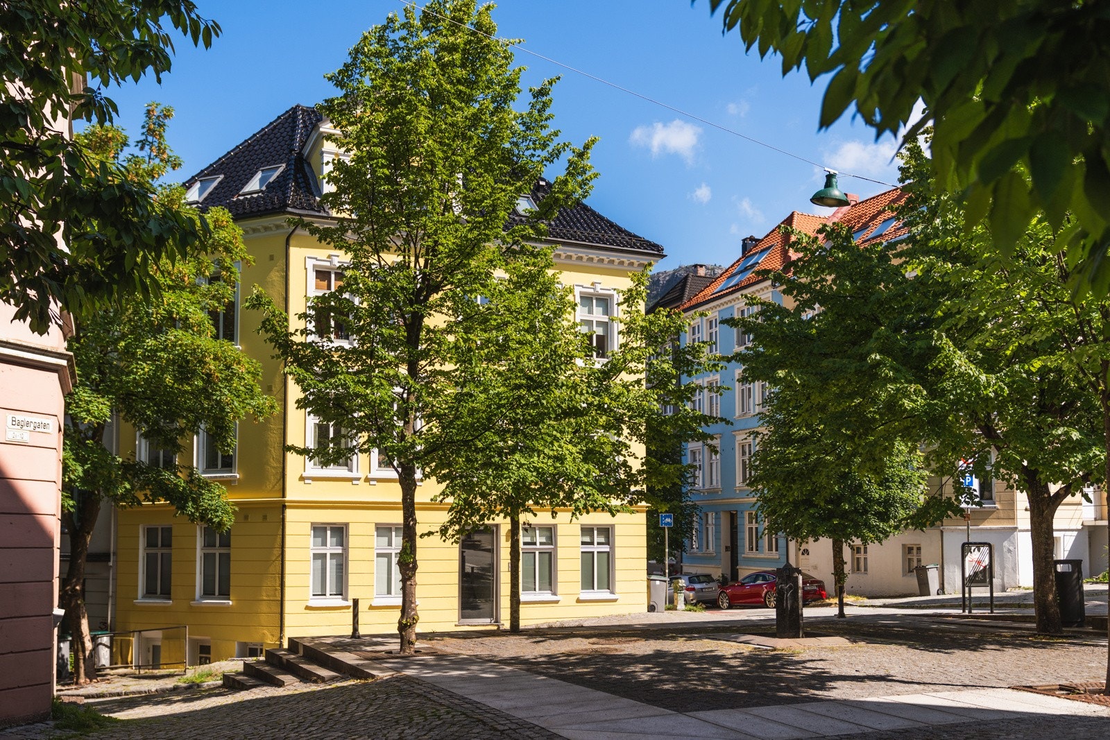 Bykjernen ligger en timinutters spasertur unna. Det er gang/sykkelavstand til utdanningsinstitusjone UIB, HIB og NHH. Galleribilde