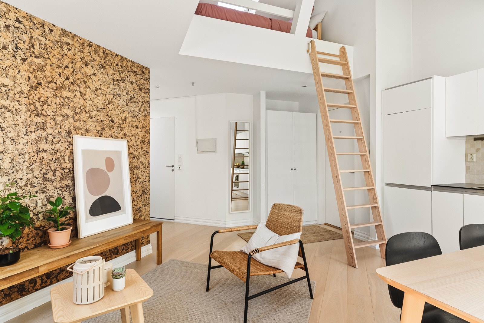 Nydelig 3-roms bygårdsleilighet med fantastisk takhøyde og optimal planløsning. Hems på 9kvm! Bør sees Galleribilde