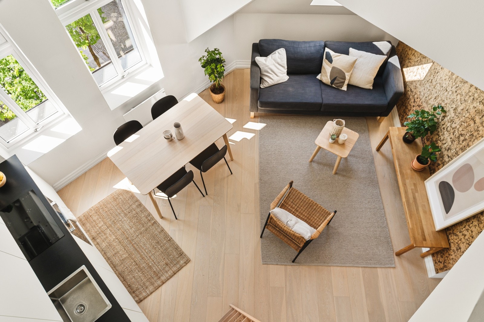 Det er 49 kvm gulvareal! I stuen er det innredet en egen sone for spisebord. Galleribilde