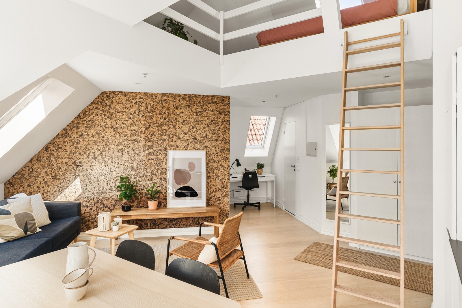 I stuen er det vinduer av god størrelse som gir et fantastisk lys til hele rommet. Galleribilde