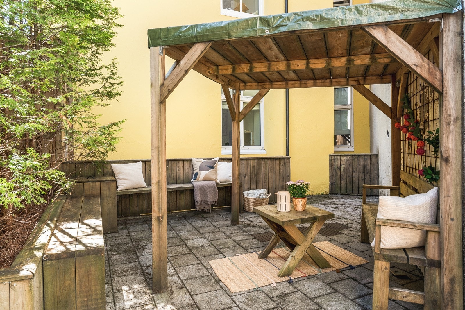 Her er det innredet med felles utemøbler og kan fritt disponeres. Galleribilde