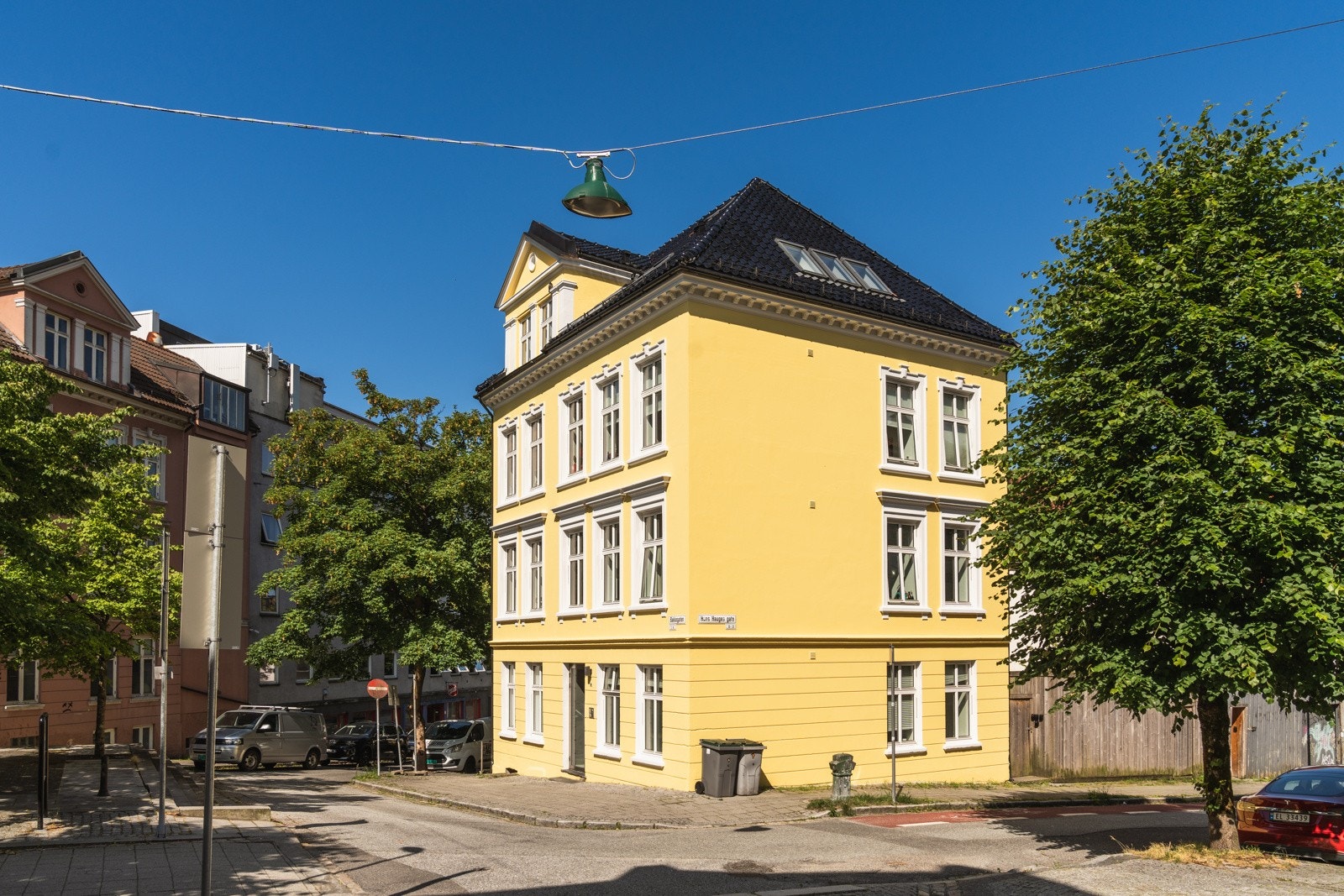 I umiddelbar nærhet finner man flere butikker og koselige kafeer. På Støletorget, som ligger like bortenfor, finner du en av byens mest innholdsrike dagligvareforretning. Her finner man også apotek. Galleribilde