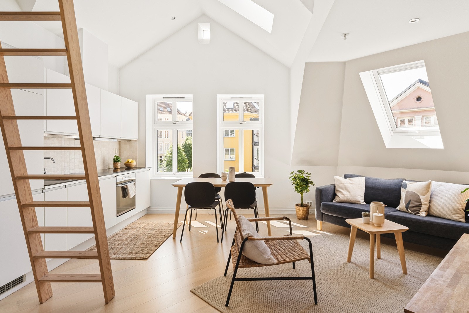 Bakkegaten 10 presenteres av EIE eiendomsmegling ved Emilie Ødemark og Simon Aasen. Galleribilde