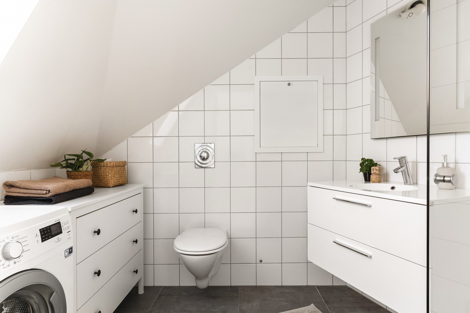 Badet er av god størrelse med sine 4 kvm og har god plass til oppbevaring i baderomsinnredning og hyller. Galleribilde