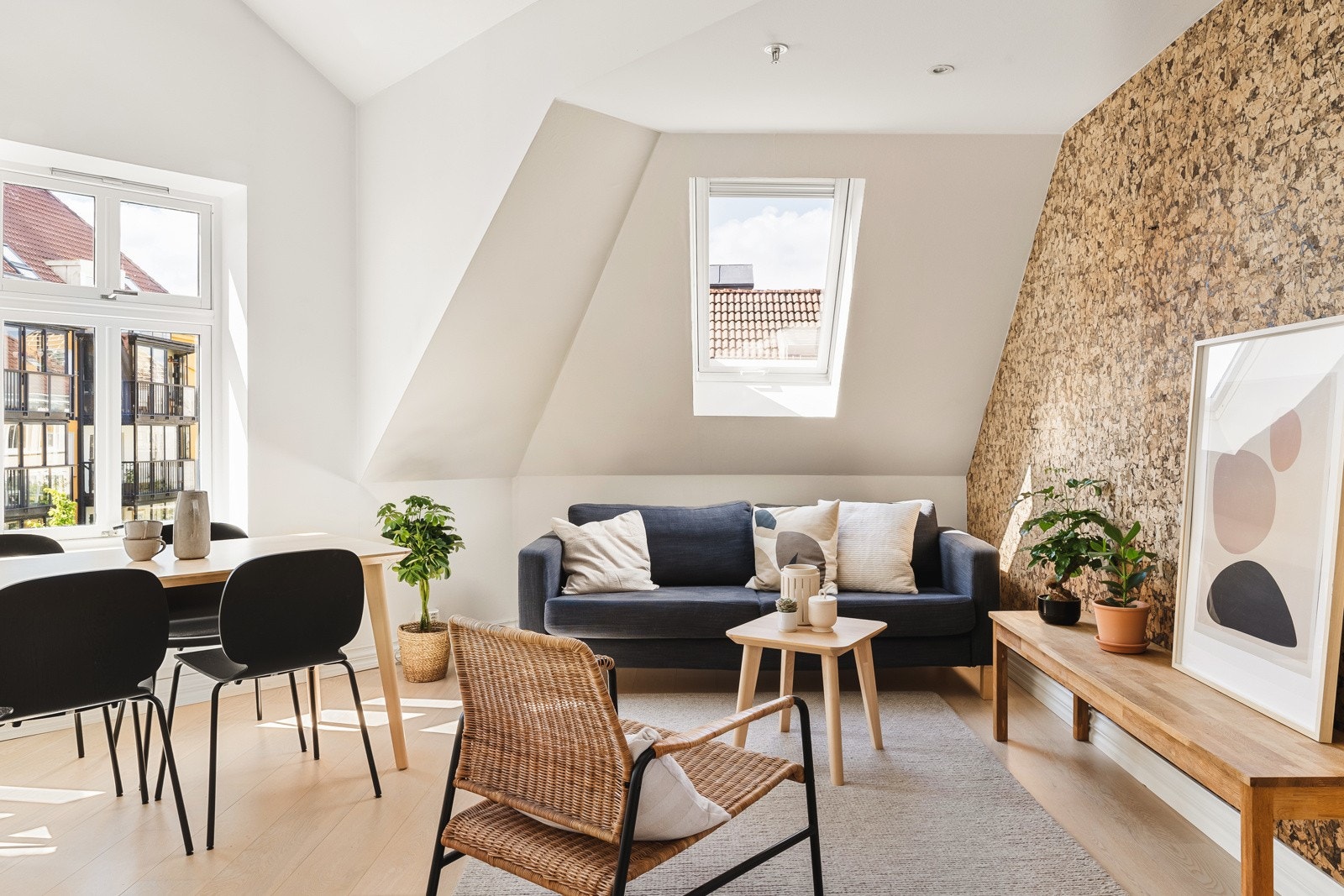 Her bor du fint i byggets 4. etasje med god planløsning og store, fine, lyse soverom, koselig hems og moderne kjøkken og bad. Galleribilde