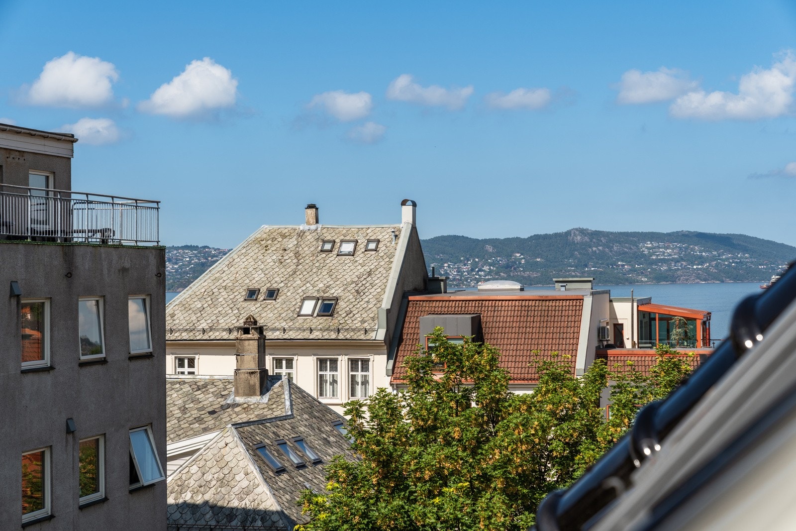 Her ser du inn mot Byfjorden og nydelige Sandviken. Galleribilde