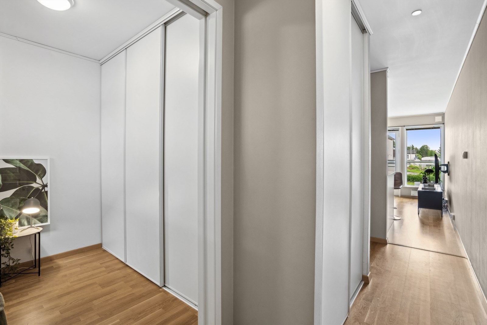 Soverom med god lagringsplass i romslig garderobe, samt gang med ekstra garderobe. Galleribilde