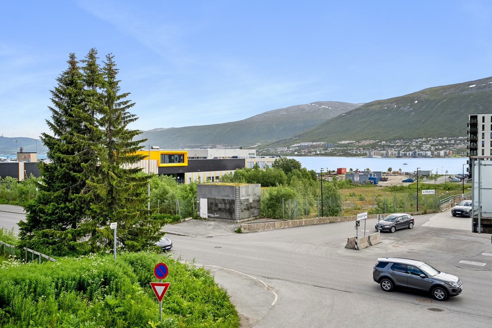 Fra boligen er det umiddelbar nærhet til dagligvare, bussholdeplass og en rekke andre fasiliteter. Det er ca. 2 km til sentrum hvor du finner en rekke gode servicetilbud, ca. 3,5 km til Langnes handelspark og ca. 2 km til UNN/UiT. Galleribilde