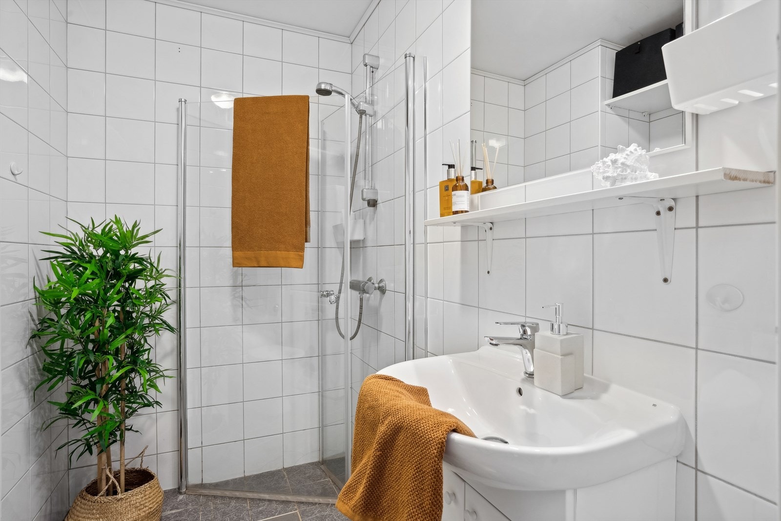 Bad med flis på vegger og gulv, samt gulvvarme. Galleribilde