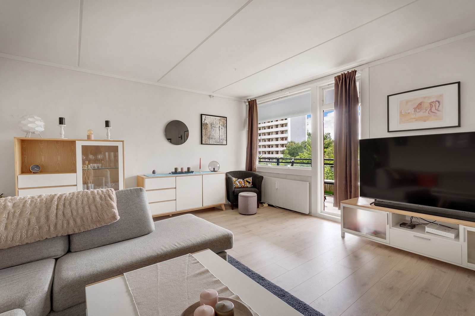 - Lyst og pent laminat gulv i stue - Galleribilde