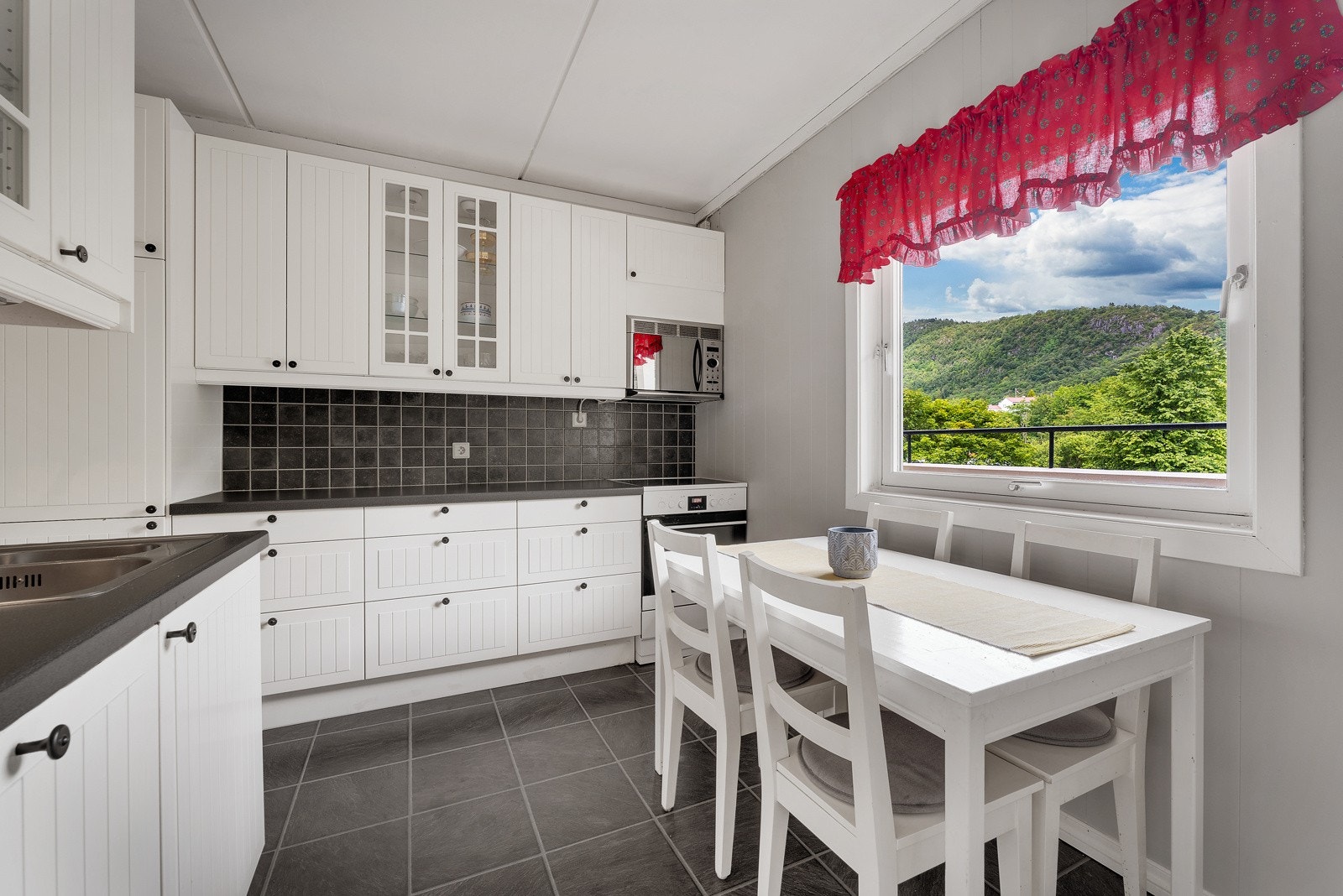 - Romslig kjøkken på 9,9 kvm med plass til et spisebord - Galleribilde