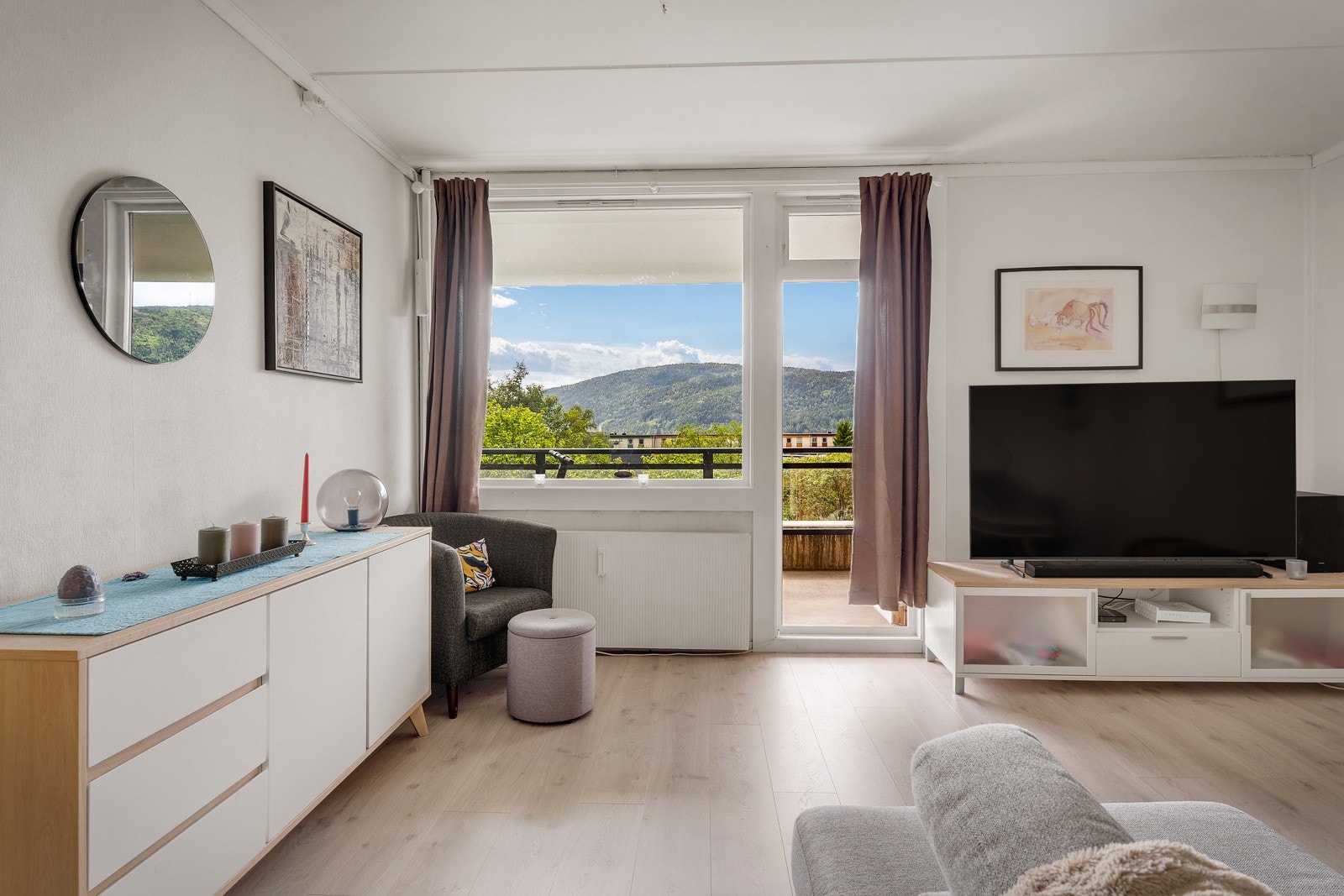 - Stue med utgang til stor vestvendt balkong - Galleribilde