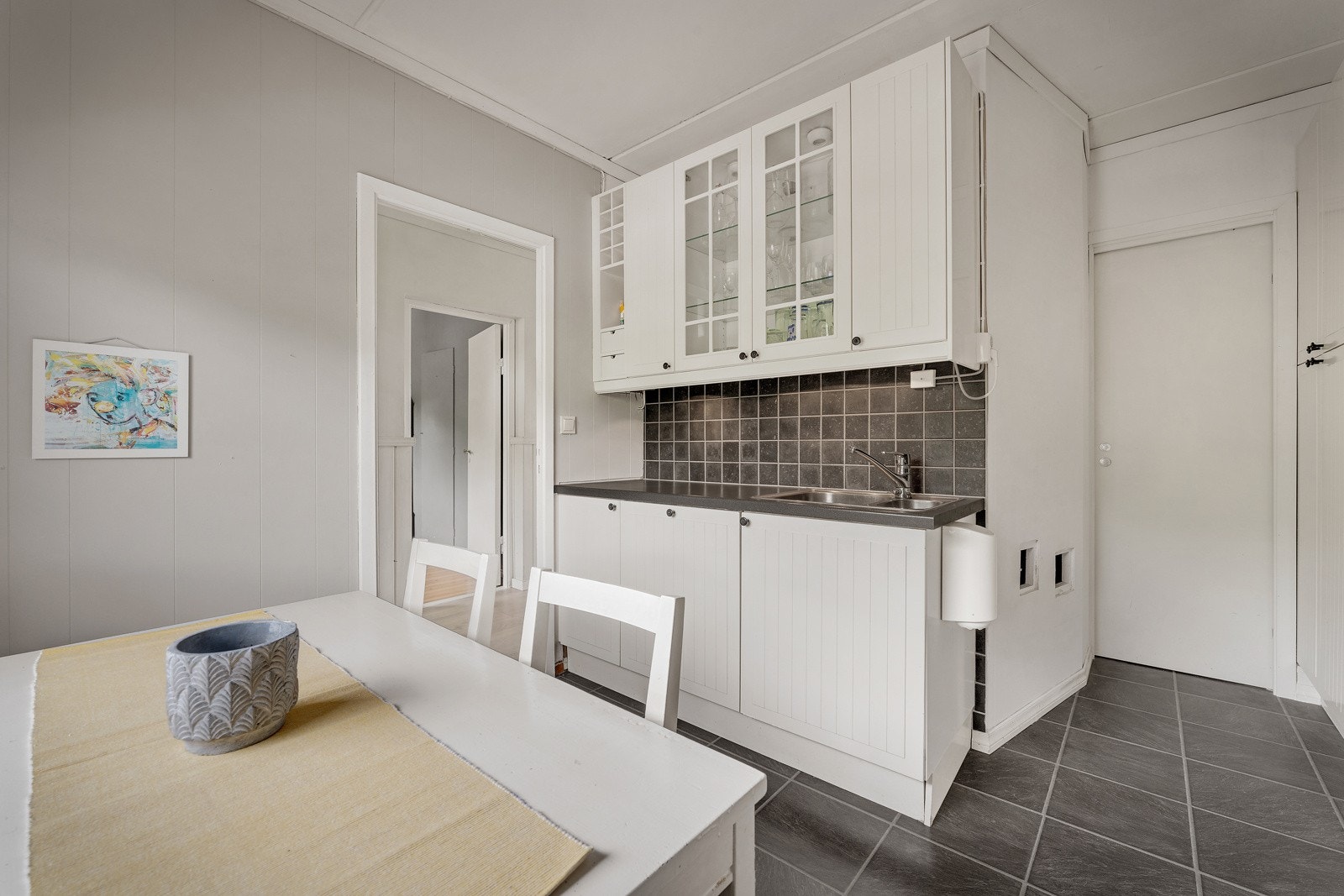 - Kjøkkeninnredning med profilerte fronter, laminat benkeplate, over benkeplate er det benyttet fliser - Galleribilde