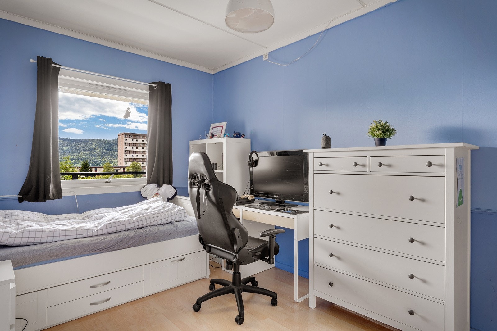 - Soverom. Det er garderobeskap på alle soverom - Galleribilde