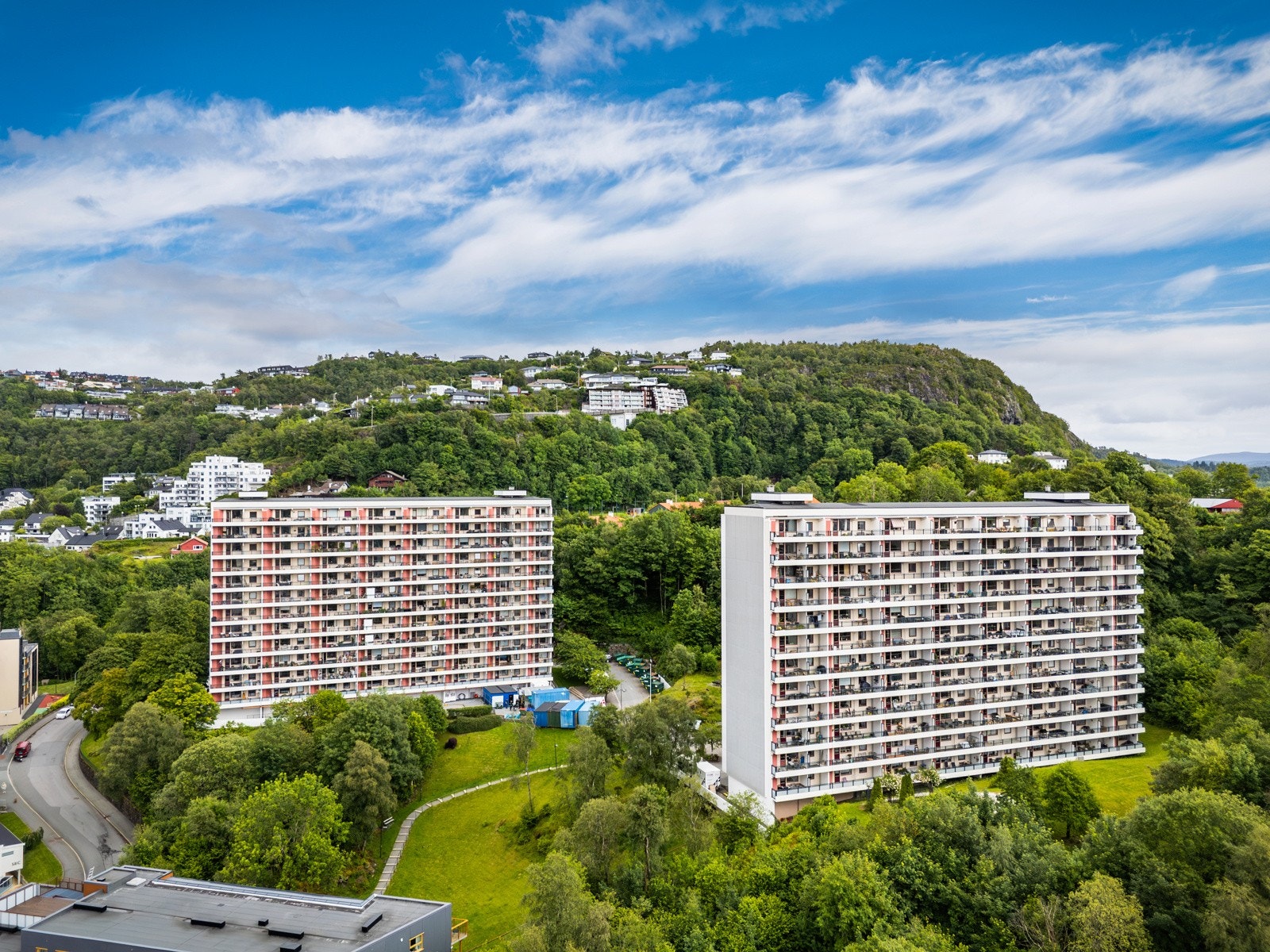 - Meget god beliggenhet på et lite høydedrag uten gjennomgangstrafikk - Galleribilde