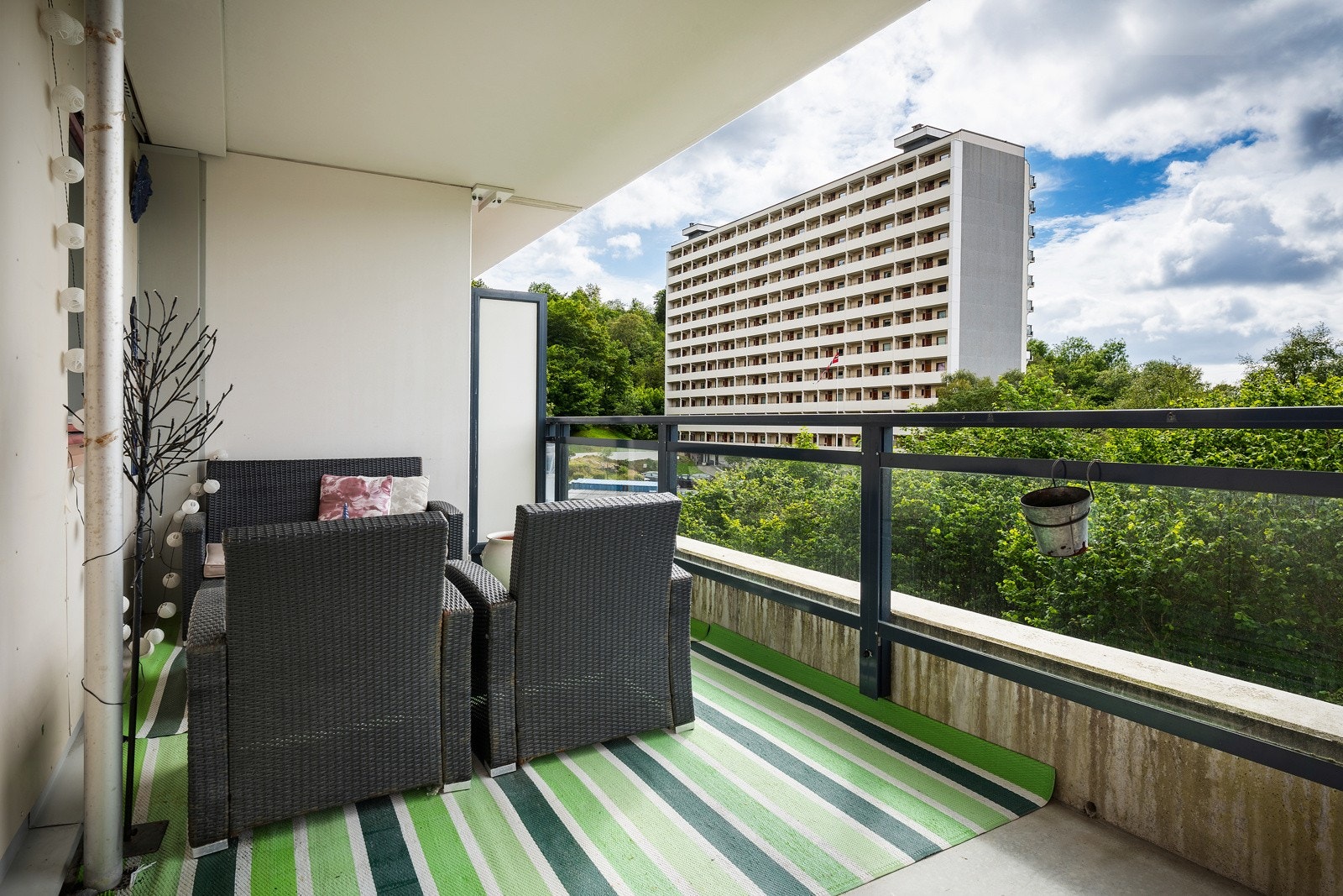 - Takoverbygget balkong gjør det mulig å sitte ute selv når det regner - Galleribilde