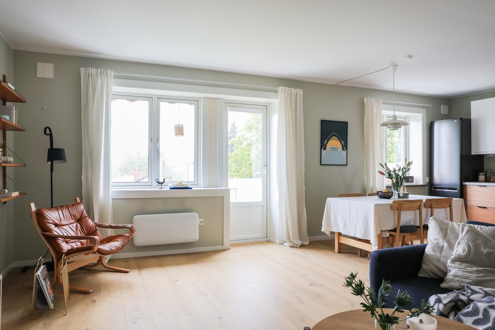 Vegg mellom stue og kjøkken ble fjernet i 2019, for bedre utnyttelse av både lysforhold og areal. Galleribilde