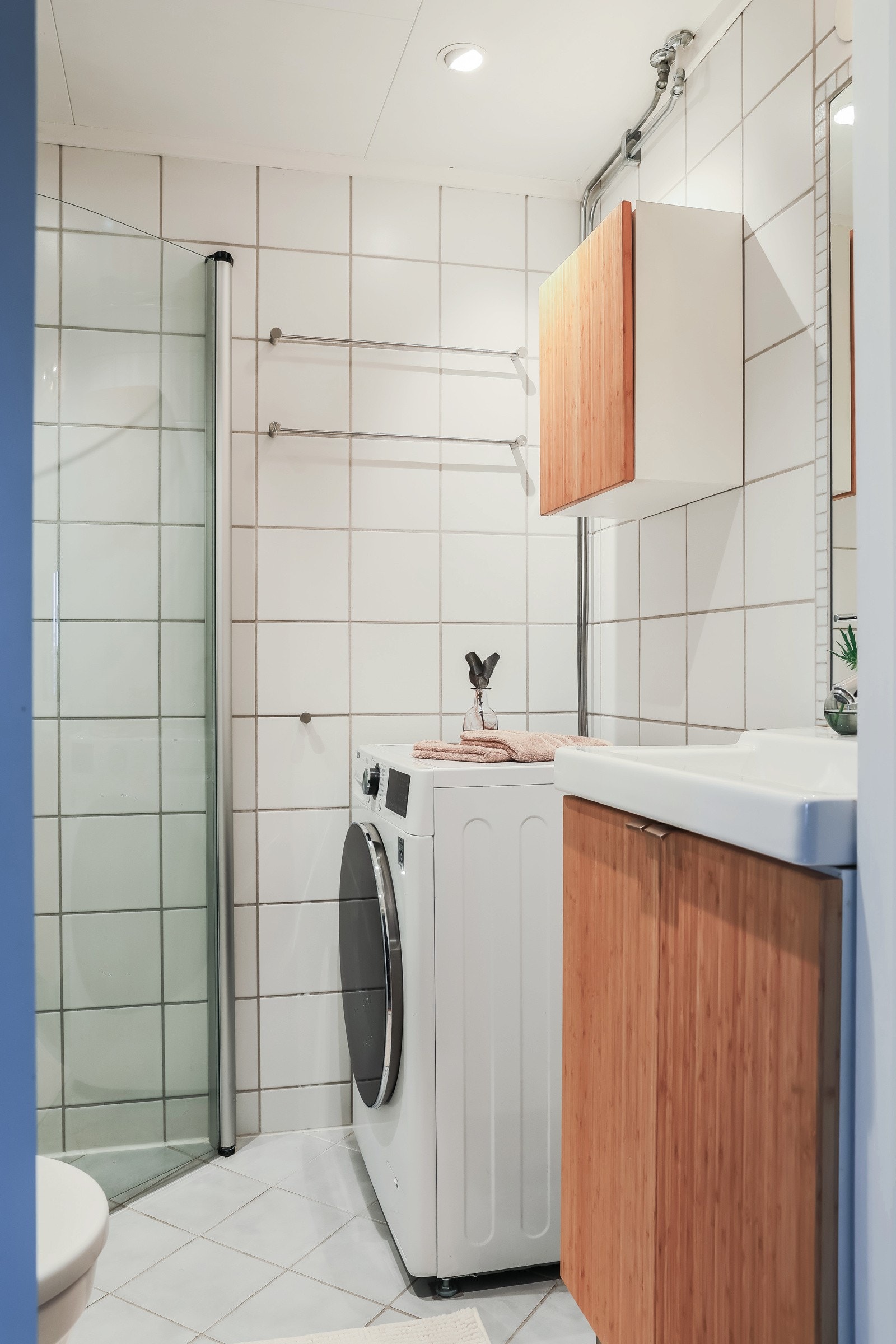 Badet fremstår som pent og funksjonelt med fliser på både gulv og vegger. Himlingen består av tak-plater med innfelte downlights, som er utbedret av Sofienberg Elektro. Galleribilde