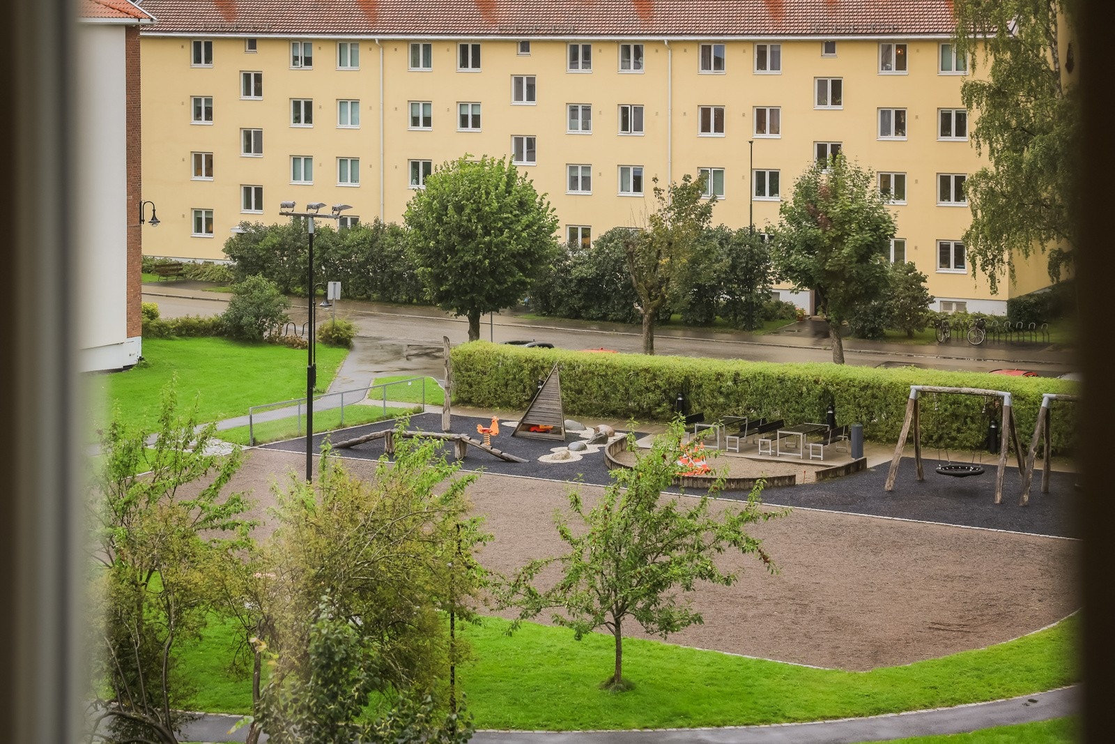 Stuen og kjøkkenet er usjenert og gir fritt og luftig utsyn over frodig fellesareal. Galleribilde