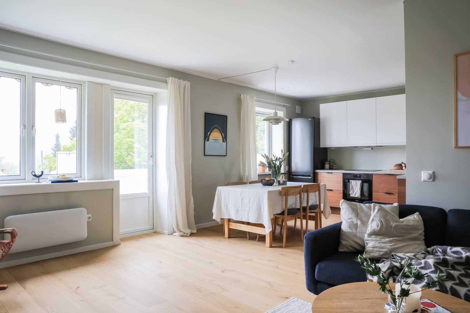Flott en-stavs eikeparkett på gulv og slette malte flater. Galleribilde